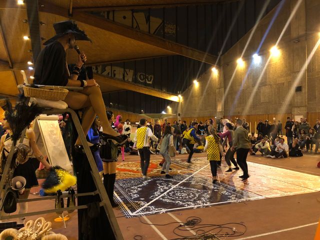 Le tournoi de travball était arbitré par une vingtaine de drag queen.