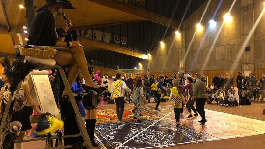 Le tournoi de travball était arbitré par une vingtaine de drag queen.