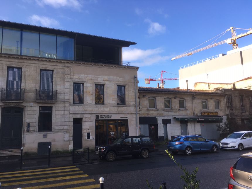 Sur les quais de Paludate, les rénovations stylisées côtoient les bâtiments à l'abandon.