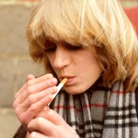 "The Ballad of Lucy Jordan" de Marianne Faithfull raconte comment une femme au foyer, dans un pavillon de banlieue, devient folle en réalisant qu'elle est passée à côté de ses rêves