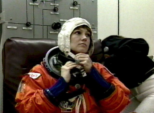 Eileen Collins, astronaute américaine et toute 1ère femme à piloter une navette spatiale : la navette Discovery en 1995, dans le cadre de la toute première mission de coopération spatiale russo-américaine.
