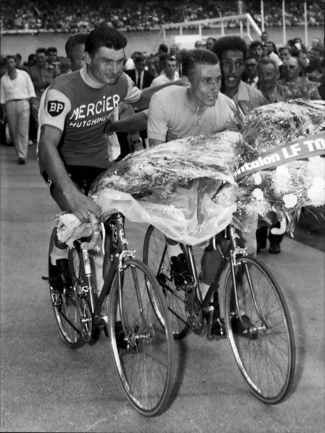 Arrivée du Tour de France 1964 au Parc de Princes : Raymond Poulidor et Jacques Anquetil porte le bouquet des vainqueurs