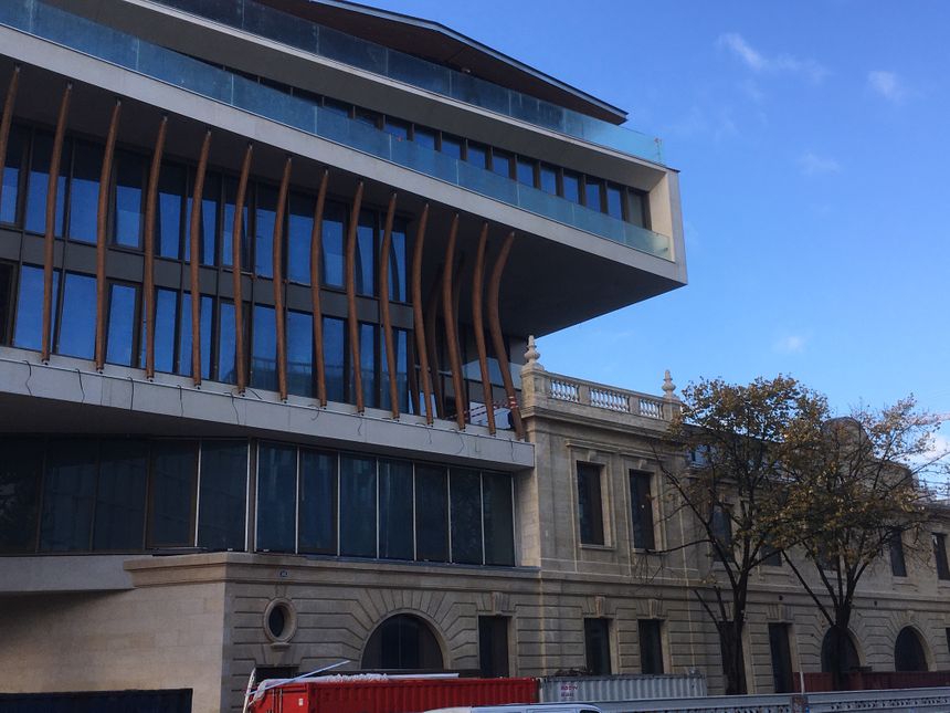 Une partie de l'ancienne façade a été intégrée au nouveau bâtiment.