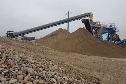 Sur le site de l'entreprise Poullard, près de Chartres (Eure-et-Loire), entreprise innovante en matière de recyclage des gravats Sur le site de l'entreprise Poullard, près de Chartres (Eure-et-Loire), entreprise innovante en matière de recyclage des gravats