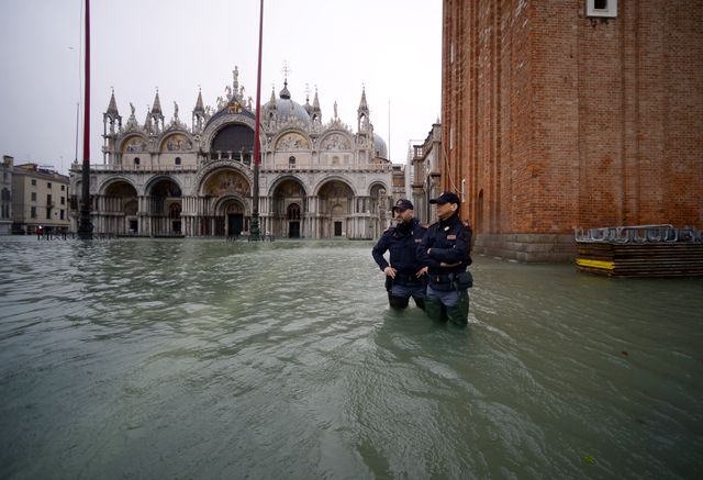 Des policiers italiens gardent la place Saint-Marc, vendredi, deux jours après la marée haute historique.