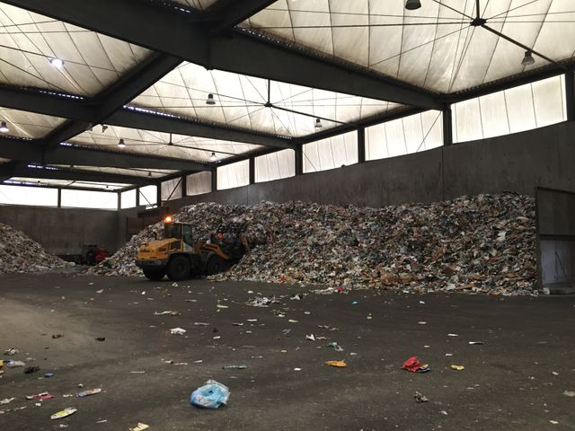 Au centre de tri Astria, à Bègles, des déchets triés par les habitants partent sur les chaînes de tri
