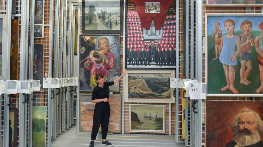Dans les archives d'art de Beeskow, mai 2019 : Florentine Nadolny, directrice des archives de l'art, se dresse au "cœur" du nouveau dépôt avec d'innombrables grilles de tirage d'images de RDA