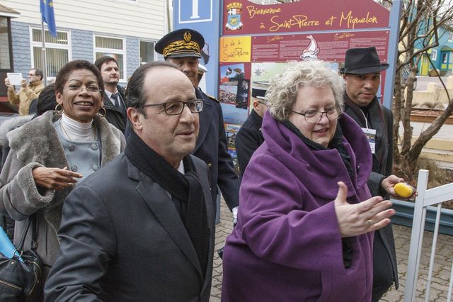 Karine Claireaux, maire de Saint-Pierre (Saint-Pierre-et-Miquelon) (à droite), accompagnée de François Hollande, le 23 décembre 2014. / AFP