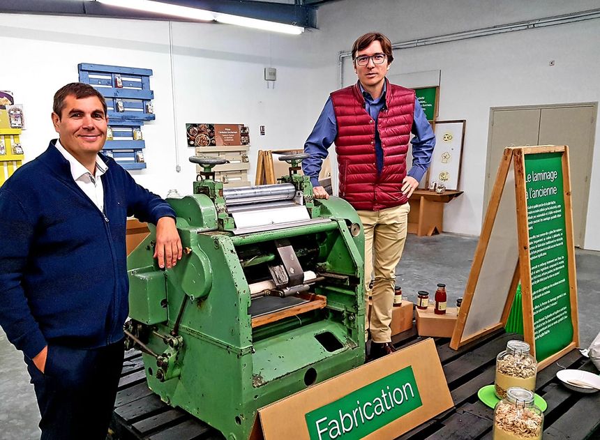 Denis Lainé et Julien Chabro, devant une vieille machine à pâtes