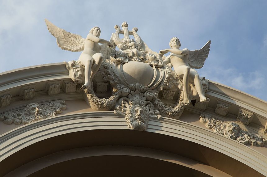 sculpture de l'opéra en pierre de Lorraine