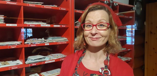 Karina, elfe en chef au bureau de poste du Père Noël