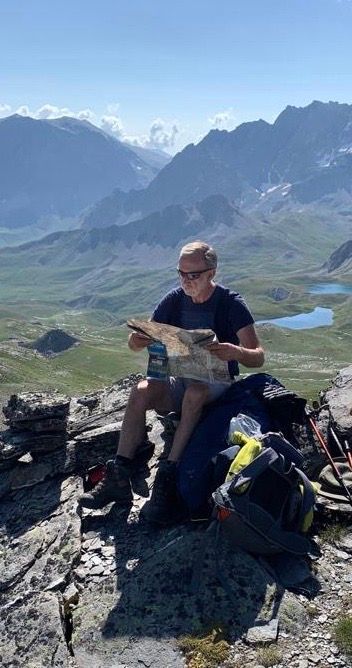 Dominique Favario au sommet avec sa carte montagne