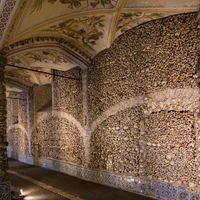 La "Capela dos Ossos" (en français : Chapelle des os), à Évora au Portugal.