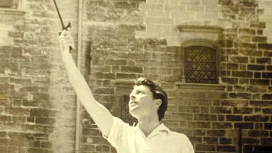 Gérard Philipe en pleine répétition pour Le Cid, dans la cour du Palais des papes, en 1951 ©Radio France - Max PPP