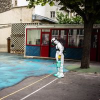 Épandage de gel dans la cour de l'école Saint Benoit, près de Notre-Dame de Paris, durant une opération de décontamination, le 8 août 2019.
