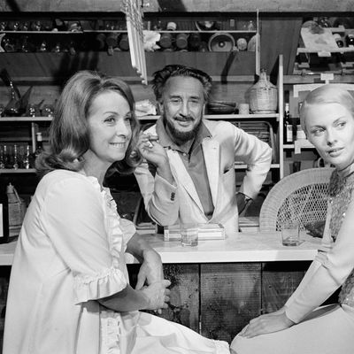Danielle Darrieux, Jean Seberg et son époux Romain Gary qui dirige le film "Les Oiseaux vont mourir au Pérou".
