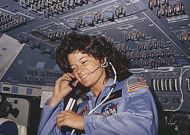 Sally Ride, 1ère américaine dans l'espace, en train de communiquer avec le centre de contrôle, pendant son séjour de six jours dans l'espace, à bord de la navette Challenger (1983).