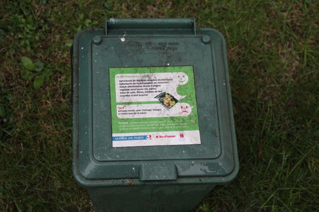 Dans l'immeuble, les habitants ont des boites pour rassembler leurs déchets organiques avant d'aller les mettre dans les bacs du jardin