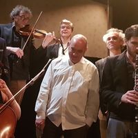 L'ensemble Offrandes et le compositeur Martin Moulin (au fond, à droite)