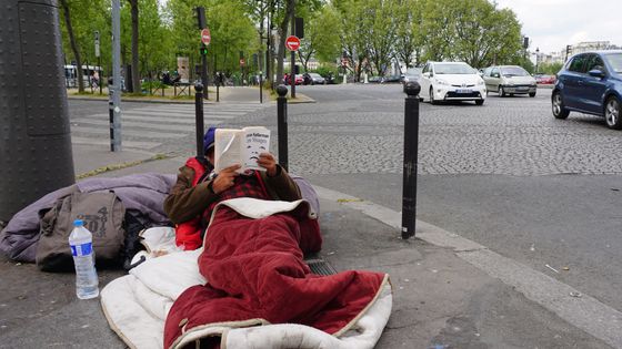 Homme sans domicile fixe installé sur le trottoir du Boulevard de l'Hôpital (Paris, 13e arrondissement). ©Getty - © Lily Franey