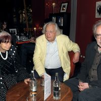 Jean Douchet entre Agnès Varda et Jean-Luc Godard à Paris en juin 2010