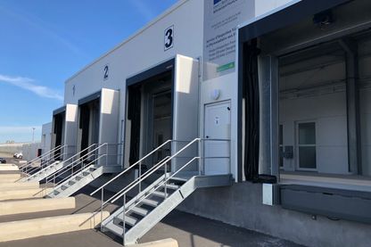 Les nouveaux bâtiments de douane dans le port de Calais pour les contrôles en cas de Brexit dur. Août 2019. Les nouveaux bâtiments de douane dans le port de Calais pour les contrôles en cas de Brexit dur. Août 2019.