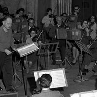 Le chef d'orchestre Manuel Rosenthal lors de l'enregistrement d'un concert de l'Orchestre national de la RTF en 1960 / Mnémosyne, ou les mémoires de Manuel Rosenthal, prod. Marcel Marnat (1987)