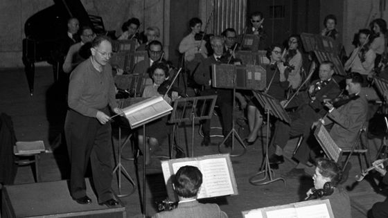 Le chef d'orchestre Manuel Rosenthal lors de l'enregistrement d'un concert de l'Orchestre national de la RTF en 1960 / Mnémosyne, ou les mémoires de Manuel Rosenthal, prod. Marcel Marnat (1987) ©AFP - Louis Joyeux / INA