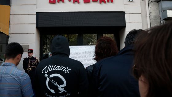 Cérémonie commémorative à l'entrée de la salle de concert de Bataclan, anniversaire des attentats de Paris de novembre 2015. ©AFP - BENOIT TESSIER / POOL / AFP