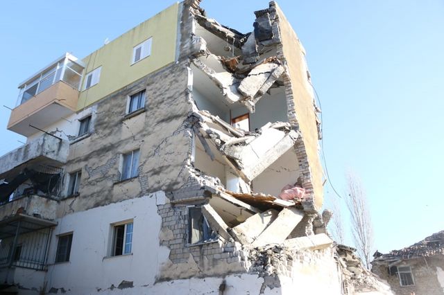 Un immeuble partiellement effondré, à Durrës.
