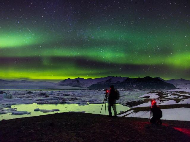 En hiver en Islande on profite des aurores boréales.