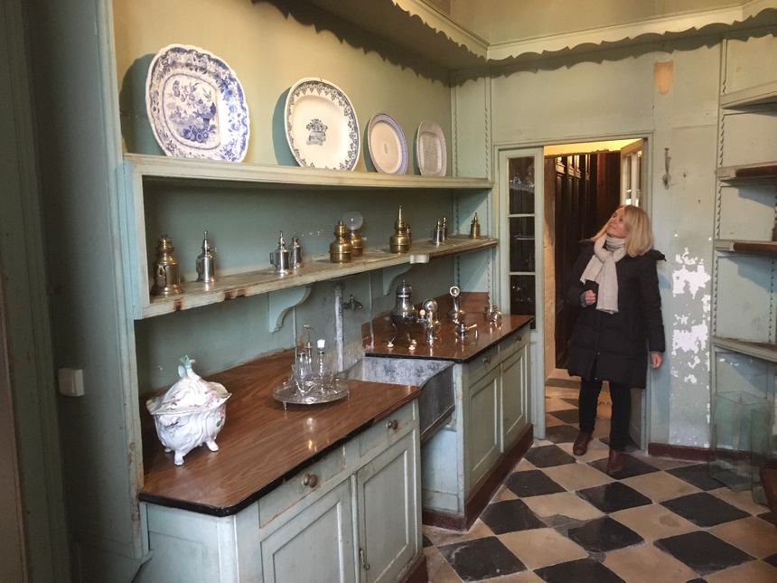 Isabelle Oberson, directrice du château, pose dans l'office, pièce destinée à la préparation des plats et attenante à la salle à manger.