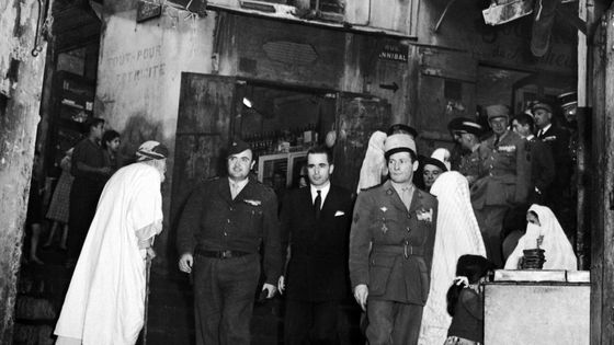 18 novembre 1957 : le ministre français de la Défense nationale, Jacques Chaban-Delmas, entouré de soldats, visite la Casbah d'Alger ©Getty - Keystone-France/Gamma-Keystone