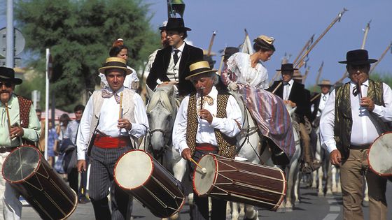Un mariage traditionnel provençal à Saintes-Maries-de-la-Mer dans la région PACA ©Getty - Gerard SIOEN