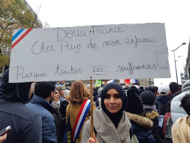 Une jeune femme venue particper à la marche contre l'islamophobie.