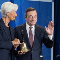 Mario Draghi remet à Christine Lagarde la cloche utilisée pour rappeler à l'ordre le Conseil des gouverneurs de la BCE. "Je ne m'en suis jamais servi" lui dit-il. Ce sera plus compliqué pour elle...