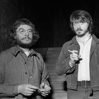 Le 30 mars 1972 à Villeurbanne le dramaturge Roger Planchon pose avec le metteur en scène Patrice Chéreau.