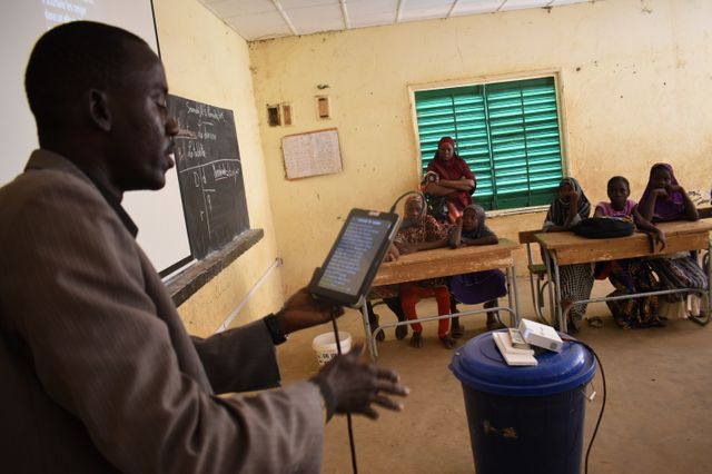A l'école Tondibiah, à Niamey, au Niger, l'UNICEF a offert 30 tablettes dans le cadre de son programme "mon école numérique". 9 novembre 2019.