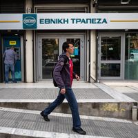 Des personnes faisant la queue pour retirer de l'argent à un guichet automatique devant une succursale de la succursale de la Banque nationale de Grèce à Thessalonique, le 4 octobre 2018.