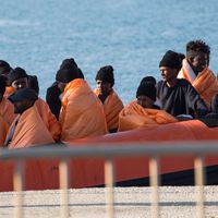 Le navire CP 324 transportant 67 migrants en provenance de Lybie arrive au port de Pozzallo (Italie). Secourus en mer Méditerranée, la plupart d’entre eux présentaient des signes visibles de torture.