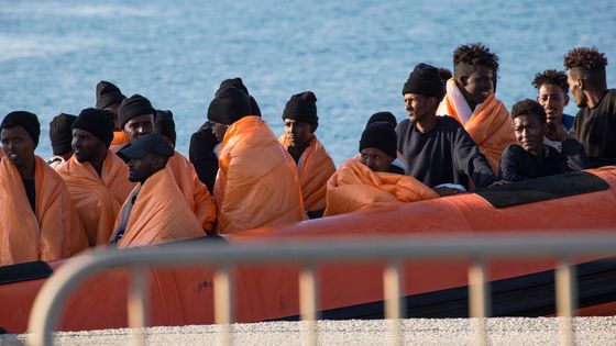 Le navire CP 324 transportant 67 migrants en provenance de Lybie arrive au port de Pozzallo (Italie). Secourus en mer Méditerranée, la plupart d’entre eux présentaient des signes visibles de torture. ©Getty - © SOPA Images