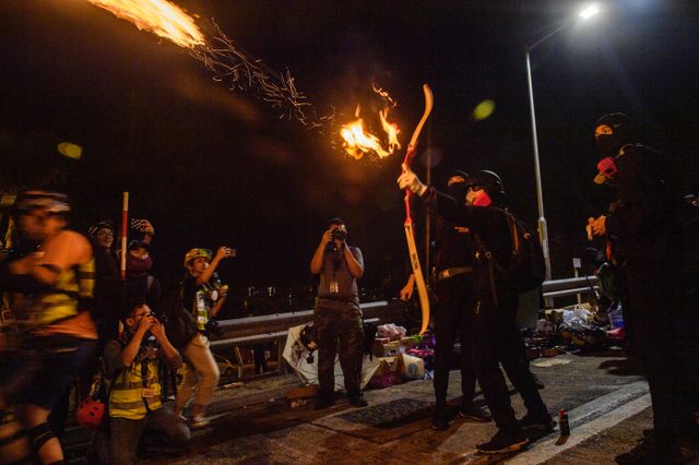 Un manifestant tire une flèche enflammée (12/11/2019)