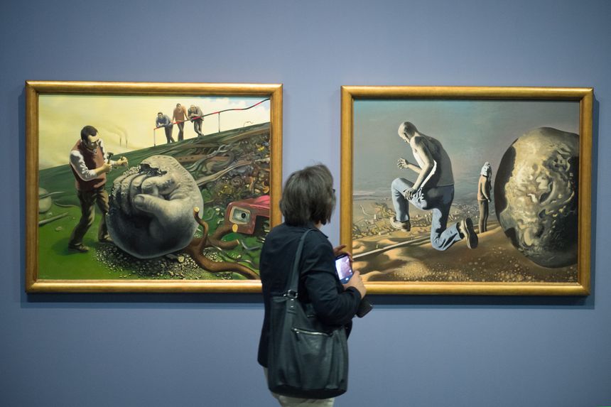 A l'Albertinum, à Dresde, une femme regarde les peintures " Sisyphe taille le rocher" et "La fuite de Sisyphe", toutes deux de Wolfgang Mattheuer. Exposition "Peinture et sculpture est-allemandes 1949 - 1990"