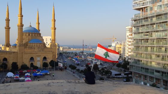 Un jeune Libanais surplombe le centre ville de Beyrouth, QG de la révolte sociale ©Radio France - Aurélien Colly