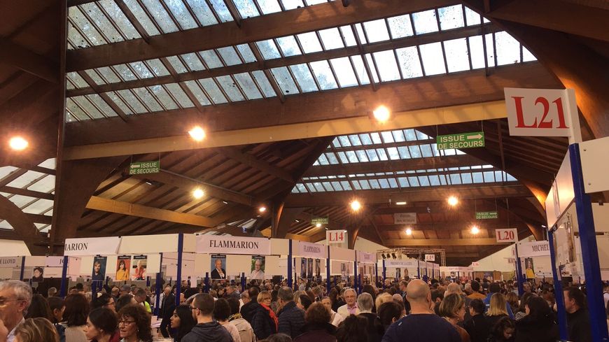 Il y avait encore beaucoup de monde ce dimanche en fin d'après midi à la Foire du Livre de Brive.