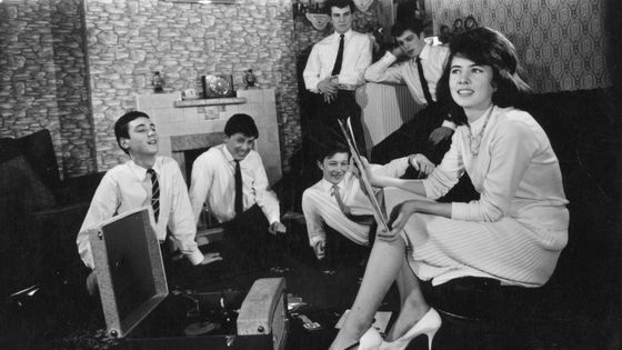 circa 1960: A group of teenagers listening to some records at home. ©Getty - Keystone