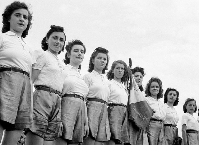 1941. De jeunes sportives à Issoire, dans le Puy-de-Dôme, France