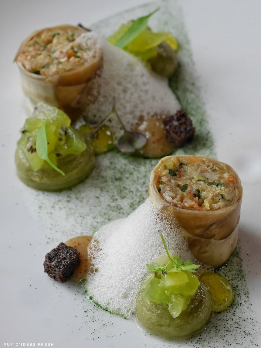 Maki de tourteau avec aubergine, kiwi, avocat et raifort