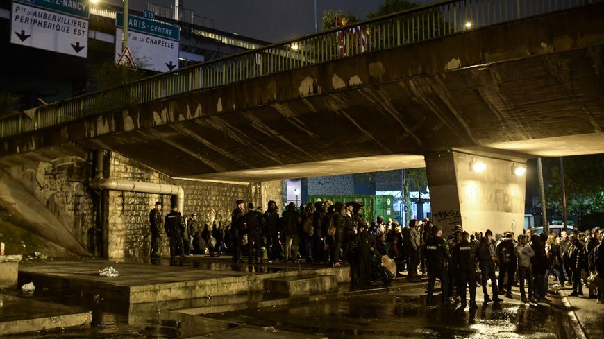 Démantèlement des campements de migrants à cheval sur le nord-est parisien et la Seine-Saint-Denis, à côté de la Porte de la Chapelle, ce jeudi 7 novembre 2019