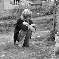 En août 1975 à Saint-Gervais dans les Alpes, l'écrivain Françoise Sagan regarde une marmotte lors du tournage de son film "Les Fougères bleues".